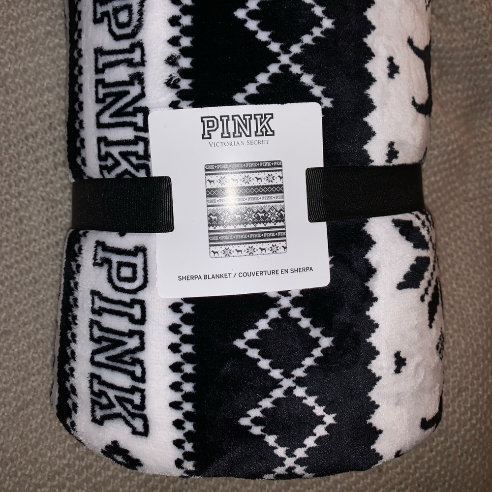 NWT PINK sherpa blanket Victoria’s Secret - Picture 3 of 4